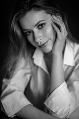 Klasik portre basit bir elbise içinde şehvetli genç kadın. Duygusal yakın çekim fotoğraf