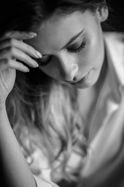 Klasik portre basit bir elbise içinde şehvetli genç kadın. Duygusal yakın çekim fotoğraf