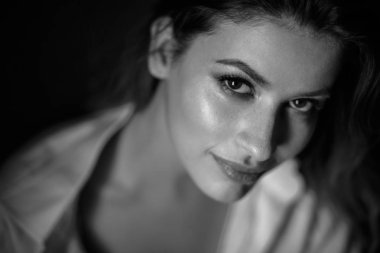 Klasik portre basit bir elbise içinde şehvetli genç kadın. Duygusal yakın çekim fotoğraf