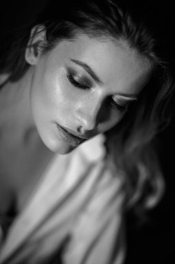 Klasik portre basit bir elbise içinde şehvetli genç kadın. Duygusal yakın çekim fotoğraf