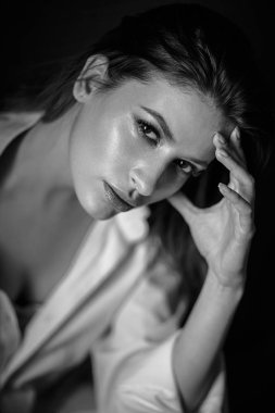 Klasik portre basit bir elbise içinde şehvetli genç kadın. Duygusal yakın çekim fotoğraf