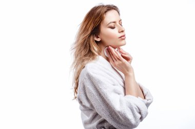 Bornozlu kadın yüz Pamuklu ped, spa ve bakım portre, temiz doğal yüz, portre izole beyaz bir arka plan üzerinde temizler