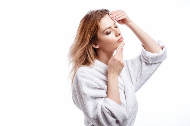 Bornozlu kadın yüz Pamuklu ped, spa ve bakım portre, temiz doğal yüz, portre izole beyaz bir arka plan üzerinde temizler