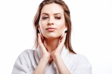 Bornozlu kadın yüz Pamuklu ped, spa ve bakım portre, temiz doğal yüz, portre izole beyaz bir arka plan üzerinde temizler