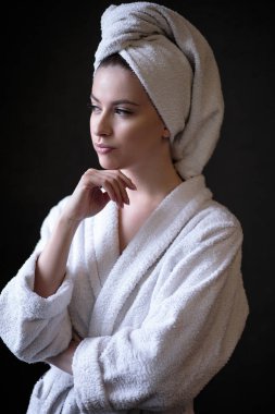 Genç kadın bir bornoz ve havlu üzerinde baş, spa ve bakım onun portresini, temiz doğal yüz