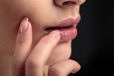 Kadının dudakları doğal dudak kremi ile portre makro fotoğraf