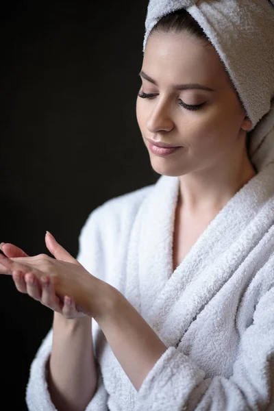 Młoda Kobieta Szlafrok Ręcznik Jej Głowie Spa Opieka Portret Oczyścić — Zdjęcie stockowe
