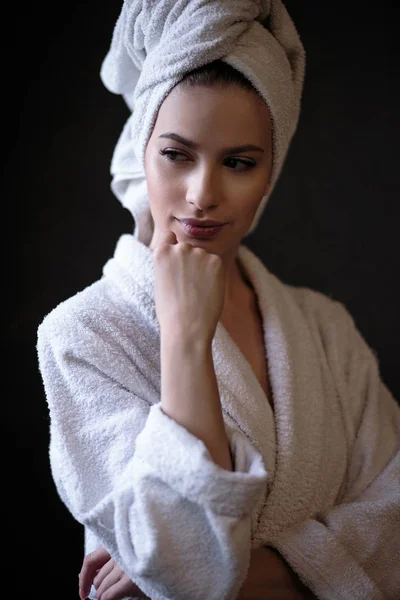 Jonge Vrouw Een Badjas Handdoek Haar Hoofd Wellness Verzorging Portret — Stockfoto