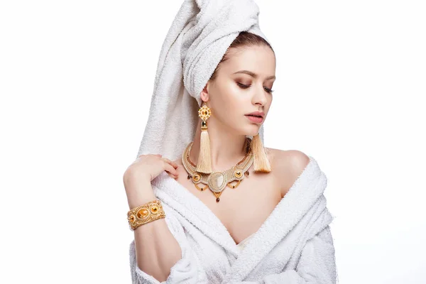 Fürdőköpeny Törölköző Lány Fejét Ékszer Divat Arany Gyógy Ellátás Portré — Stock Fotó