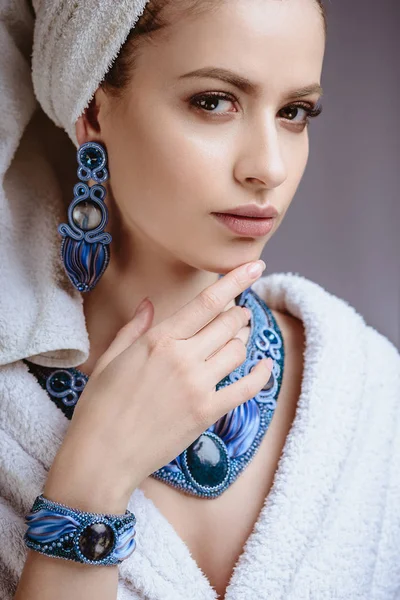 Młoda Kobieta Szlafrok Ręcznik Głowę Biżuteria Moda Spa Opieka Portret — Zdjęcie stockowe