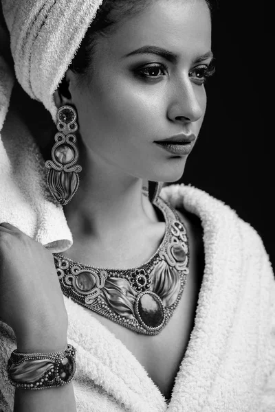Молодая Женщина Халате Полотенце Голове Модные Украшения Спа Уход Портрет — стоковое фото