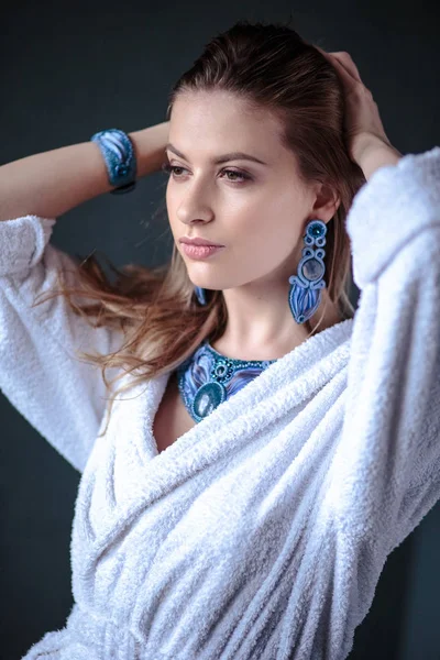 Jonge Vrouw Een Badjas Natte Haar Mode Blauwe Handgemaakte Sieraden — Stockfoto