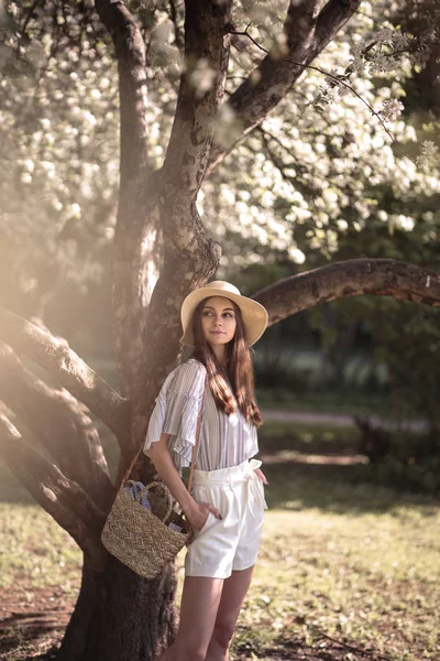 Mulher Bonita Jardim Verão Estilo Romântico Casual Com Chapéu — Fotografia de Stock