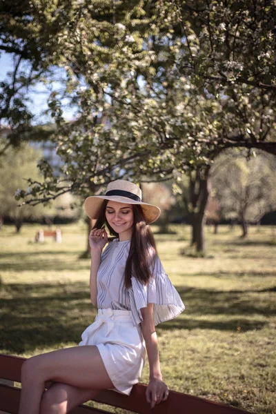 Mulher Bonita Jardim Verão Estilo Romântico Casual Com Chapéu — Fotografia de Stock