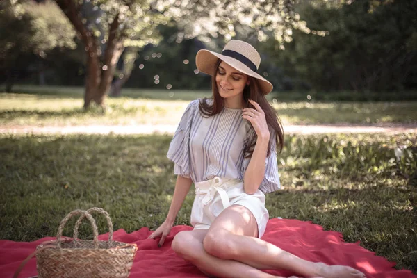 Mulher Bonita Jardim Verão Estilo Romântico Casual Com Chapéu — Fotografia de Stock