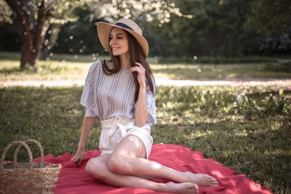 Mulher Bonita Jardim Verão Estilo Romântico Casual Com Chapéu — Fotografia de Stock