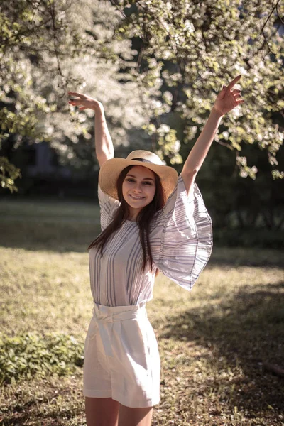 Όμορφη Νεαρή Γυναίκα Ένα Καλοκαιρινό Κήπο Casual Ρομαντικό Στυλ Καπέλο — Φωτογραφία Αρχείου