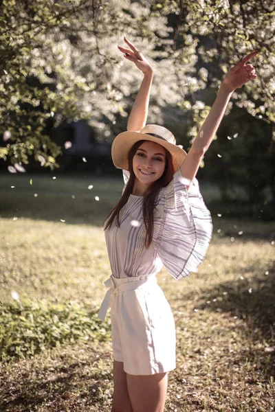 Mulher Bonita Jardim Verão Estilo Romântico Casual Com Chapéu — Fotografia de Stock