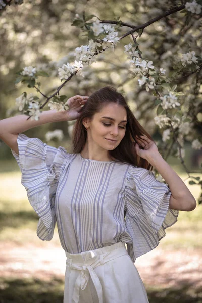 Mulher Bonita Jardim Verão Estilo Romântico Casual Com Chapéu — Fotografia de Stock