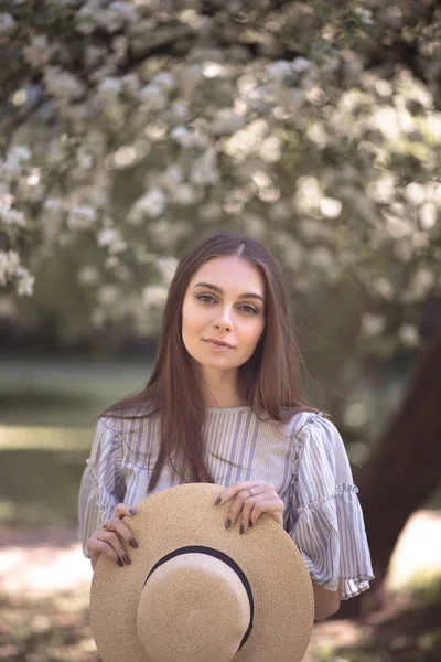 Mulher Bonita Jardim Verão Estilo Romântico Casual Com Chapéu — Fotografia de Stock