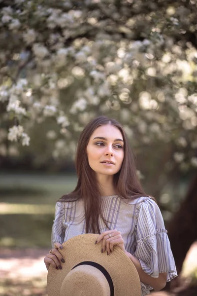 Mulher Bonita Jardim Verão Estilo Romântico Casual Com Chapéu — Fotografia de Stock