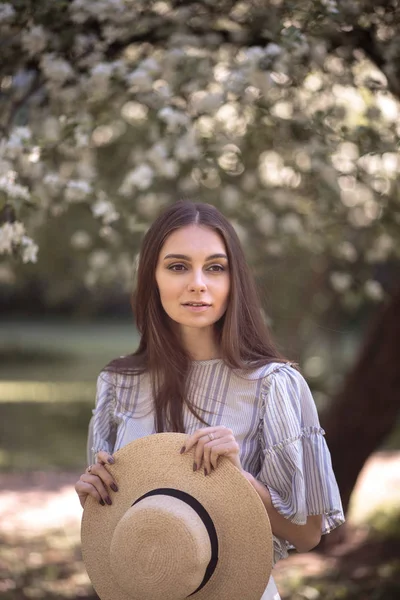 Mulher Bonita Jardim Verão Estilo Romântico Casual Com Chapéu — Fotografia de Stock