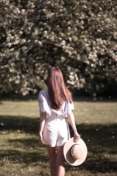 Ganska Ung Kvinna Sommar Trädgård Casual Romantisk Stil Med Hatt — Stockfoto