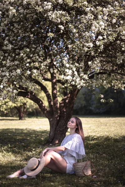 Hezká Mladá Žena Letní Zahradě Příležitostné Romantickém Stylu Kloboukem — Stock fotografie