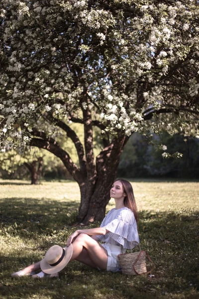 Hezká Mladá Žena Letní Zahradě Příležitostné Romantickém Stylu Kloboukem — Stock fotografie