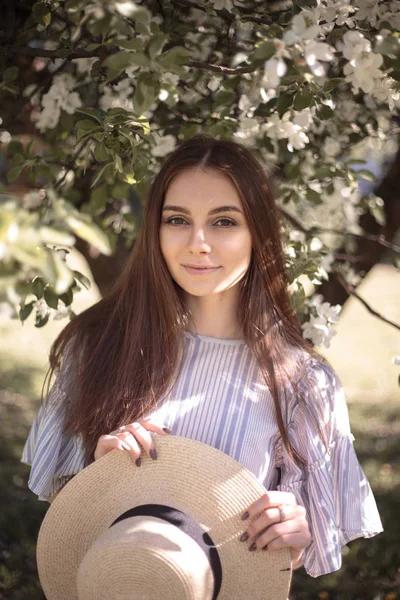 Mulher Bonita Jardim Verão Estilo Romântico Casual Com Chapéu — Fotografia de Stock