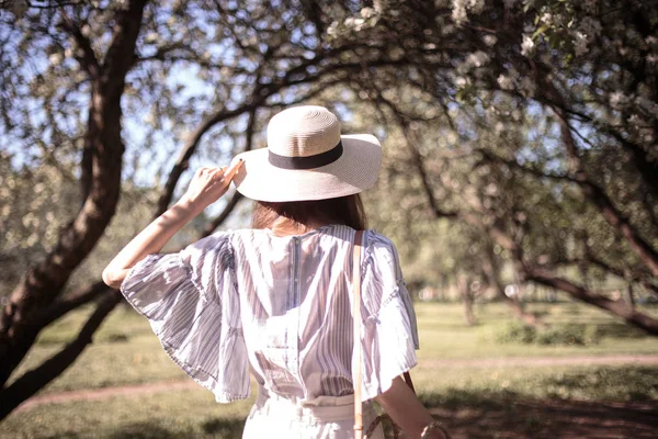 Mujer Joven Bonita Jardín Verano Estilo Romántico Casual Con Sombrero — Foto de Stock