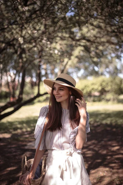 Şapka Ile Yaz Bahçe Casual Romantik Tarzı Genç Güzel Kadın — Stok fotoğraf