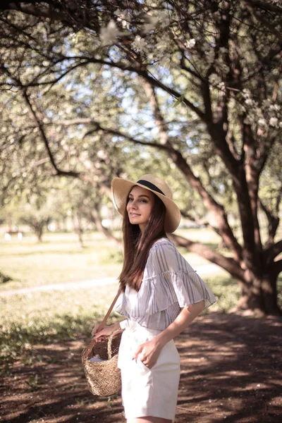 Mujer Joven Bonita Jardín Verano Estilo Romántico Casual Con Sombrero — Foto de Stock