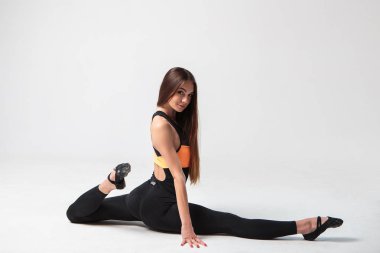 Genç kadın bir spor casuall kostüm, fitness modeli.