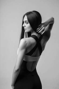 Genç kadın bir spor casuall kostüm, fitness modeli.