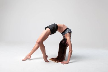 Genç kadın bir spor casuall kostüm, fitness modeli.