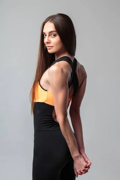 Genç Kadın Bir Spor Casuall Kostüm Fitness Modeli — Stok fotoğraf