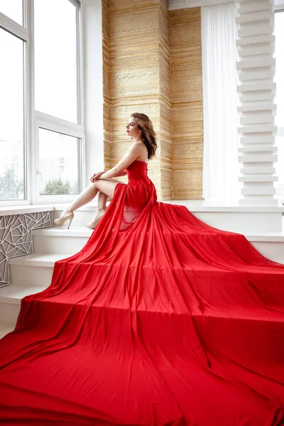 Брюнетка Красном Платье Модный Портрет Красоты Макияжем Прической — стоковое фото