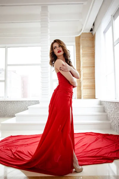 Mulher Morena Bonita Vestido Vermelho Retrato Beleza Moda Com Maquiagem — Fotografia de Stock