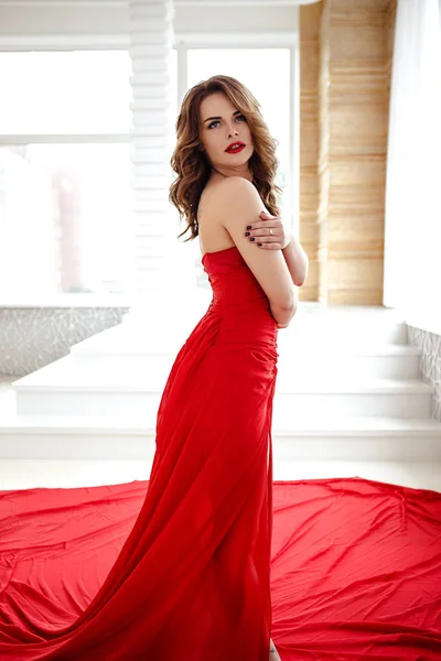 Hermosa Mujer Morena Vestido Rojo Retrato Belleza Moda Con Maquillaje — Foto de Stock