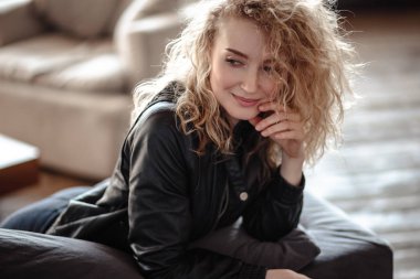 Bir siyah deri ceket ve dantelli sütyen, moda güzellik fotoğraf seksi sarışın kadın portresi yakın çekim