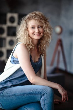 Yakın çekim portre rahat kot giyim, moda güzellik fotoğraf içinde tatlı sarışın kadın