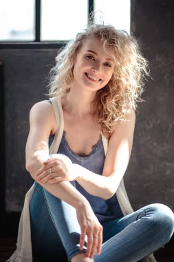 Yakın çekim portre rahat kot giyim, moda güzellik fotoğraf içinde tatlı sarışın kadın