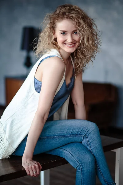 Närbild Porträtt Söt Blond Kvinna Casual Jeans Kläder Mode Skönhet — Stockfoto