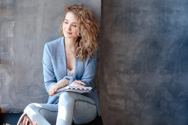 Jolie Jeune Femme Affaires Blonde Assise Près Fenêtre Avec Carnet — Photo