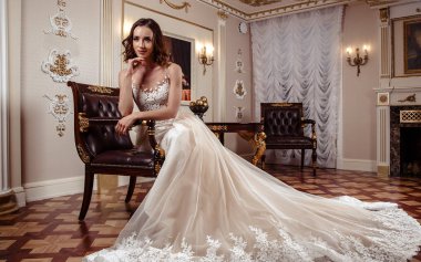 Şehvetli esmer gelin lüks gelinlik üzerinde klasik iç, moda güzellik portresi