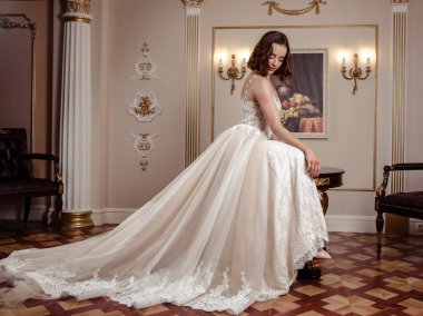 Şehvetli esmer gelin lüks gelinlik üzerinde klasik iç, moda güzellik portresi