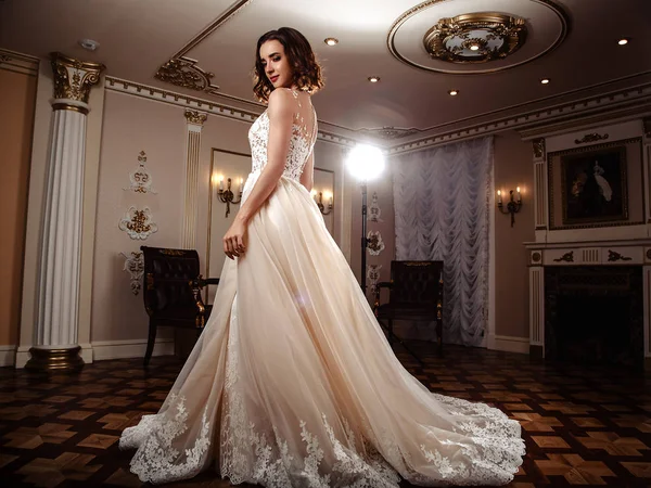 Noiva Morena Sensual Vestido Noiva Luxo Sobre Interior Clássico Retrato — Fotografia de Stock