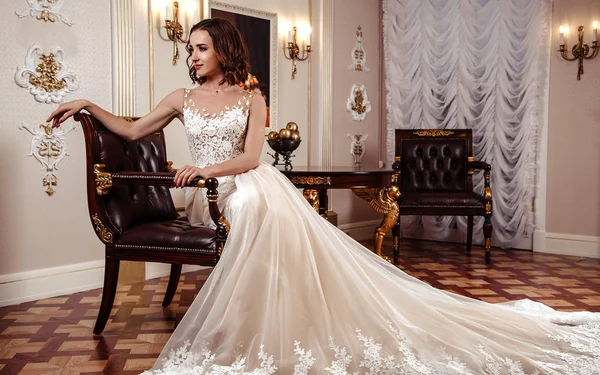 Sensuale Sposa Bruna Abito Sposa Lusso Interni Classici Moda Ritratto — Foto Stock