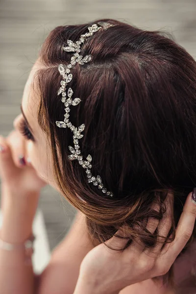 結婚式の宝石とドレスのドレッシング ルームで若いブルネット花嫁女性の肖像 — ストック写真